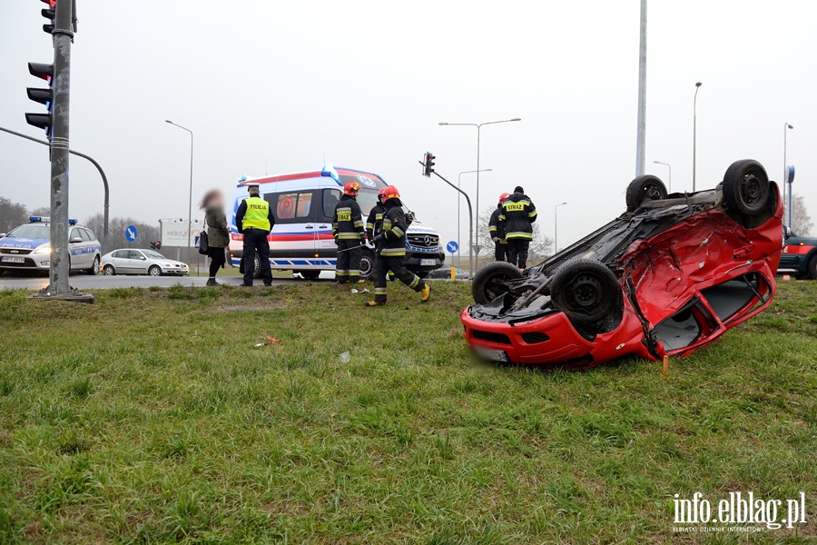 Wypadek na skrzyowaniu obwodnicy z ul. uawsk. Jedna poszkodowana osoba odwieziona do szpitala, fot. 15