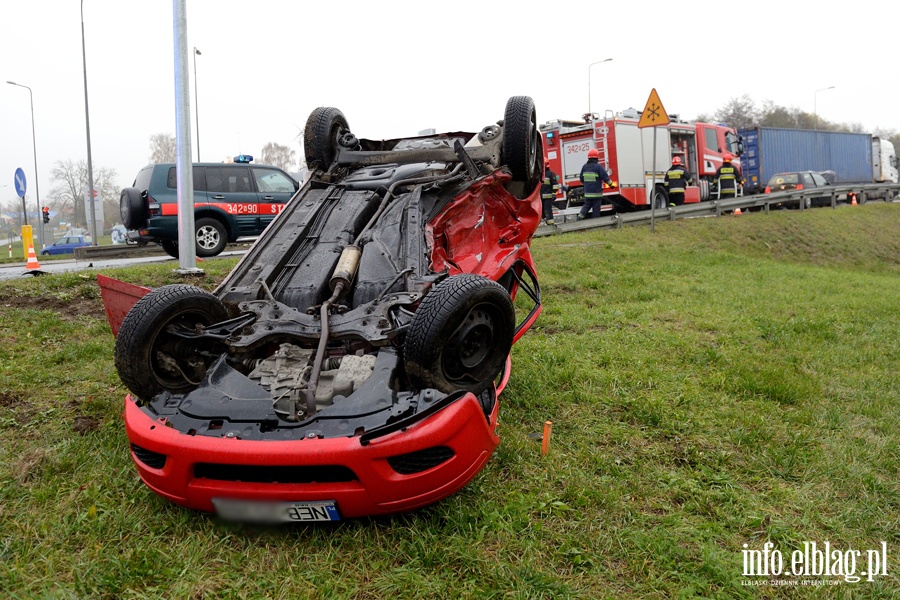 Wypadek na skrzyowaniu obwodnicy z ul. uawsk. Jedna poszkodowana osoba odwieziona do szpitala, fot. 19