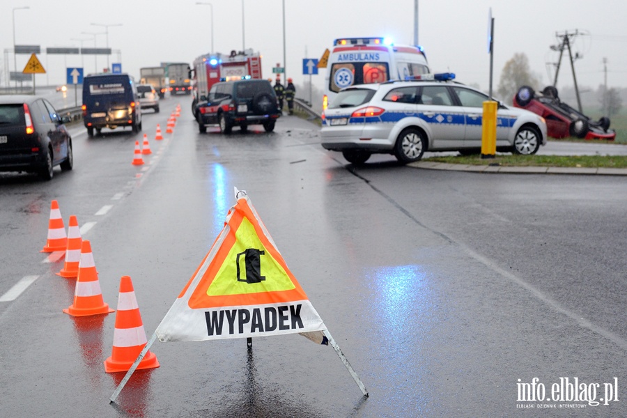 Wypadek na skrzyowaniu obwodnicy z ul. uawsk. Jedna poszkodowana osoba odwieziona do szpitala, fot. 20