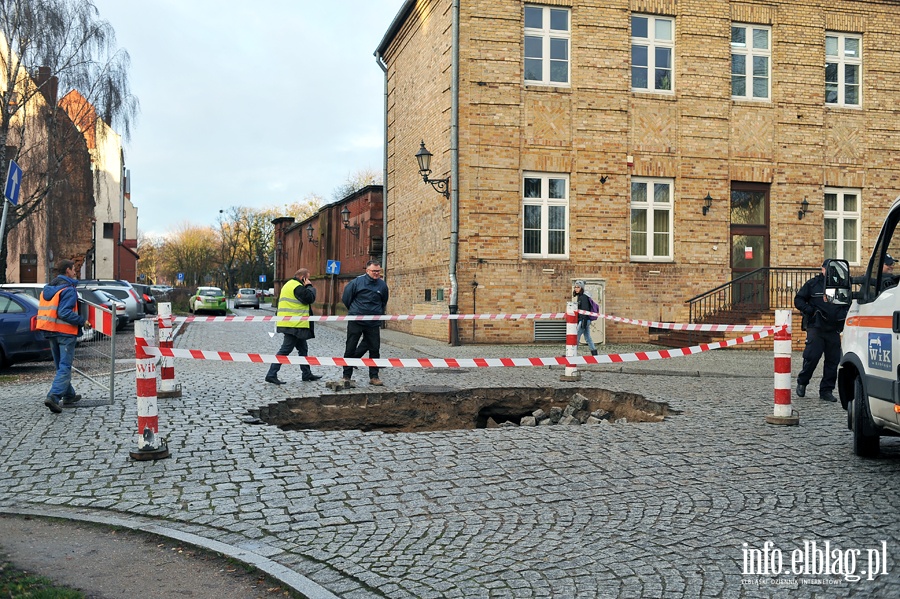 Na starówce zapadła się droga, fot. 2