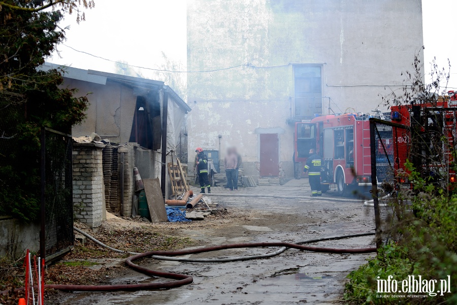 Poar stolarni przy ul. czyckiej. Z ogniem walczyo kilkanacie zastpw straakw, fot. 1