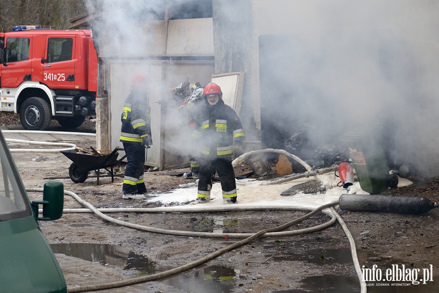 Poar stolarni przy ul. czyckiej. Z ogniem walczyo kilkanacie zastpw straakw, fot. 13