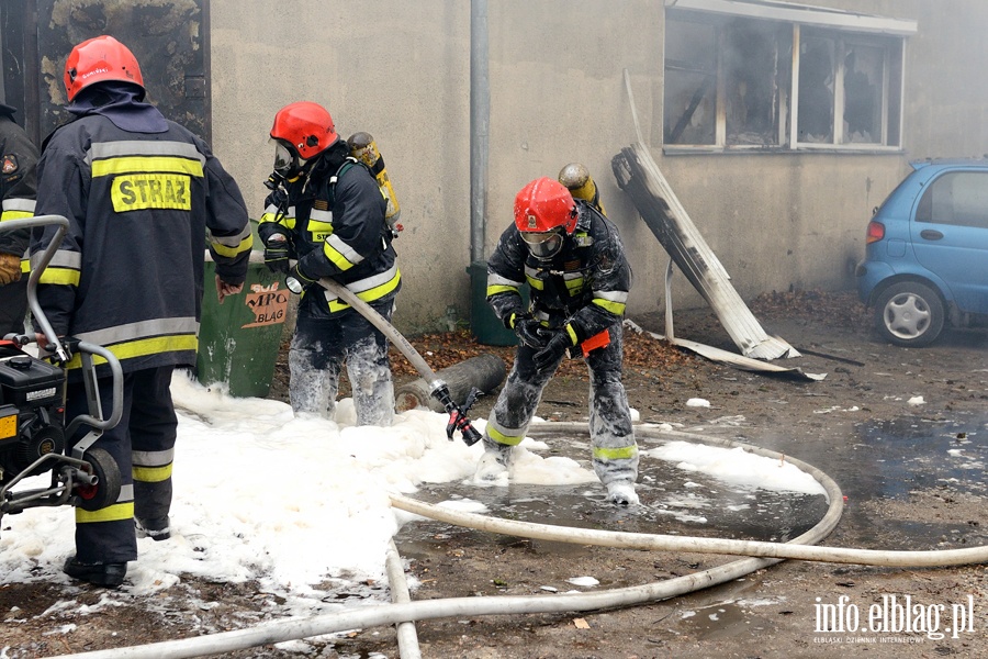 Poar stolarni przy ul. czyckiej. Z ogniem walczyo kilkanacie zastpw straakw, fot. 23