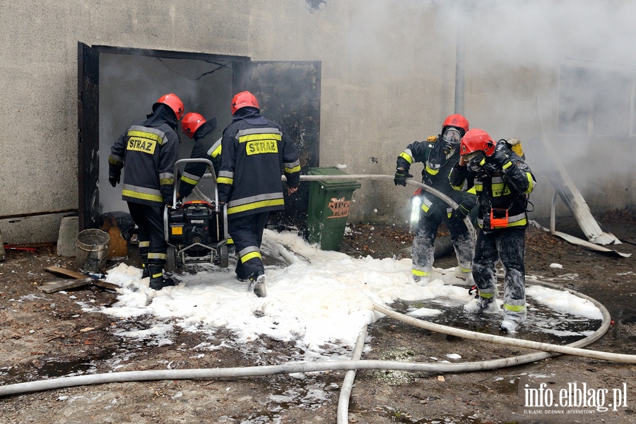 Poar stolarni przy ul. czyckiej. Z ogniem walczyo kilkanacie zastpw straakw, fot. 24