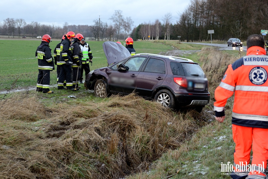 Łęczycka: śliska wylotówka z Elbląga. Auto wylądowało w rowie, fot. 3