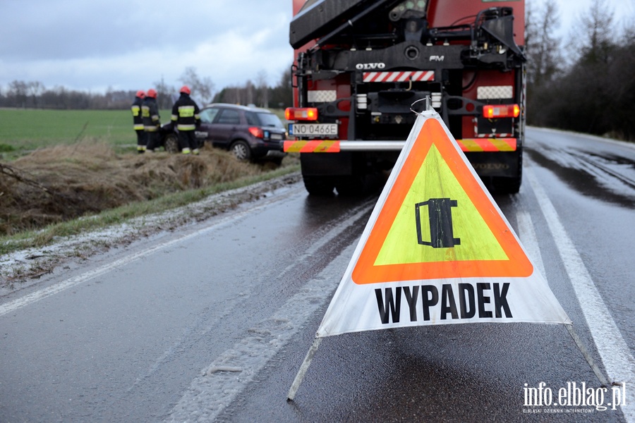 Łęczycka: śliska wylotówka z Elbląga. Auto wylądowało w rowie, fot. 13