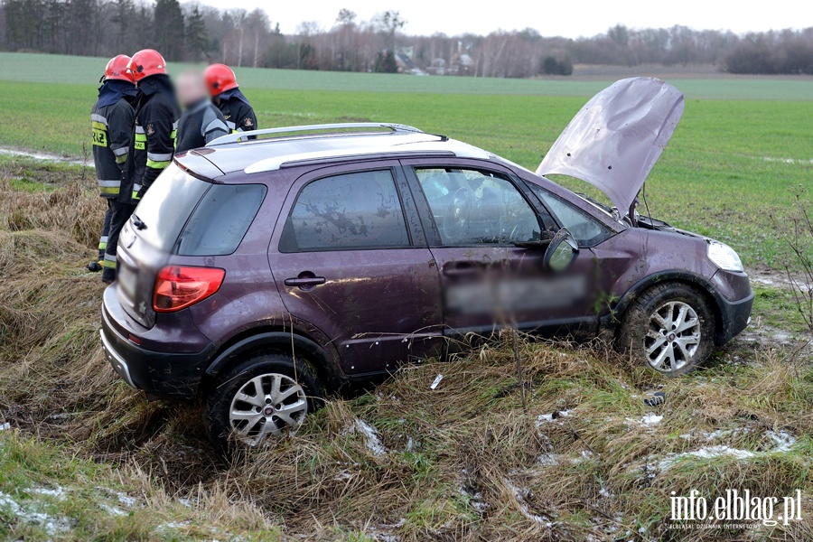 Łęczycka: śliska wylotówka z Elbląga. Auto wylądowało w rowie, fot. 14