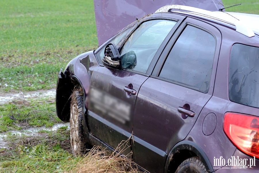 Łęczycka: śliska wylotówka z Elbląga. Auto wylądowało w rowie, fot. 15