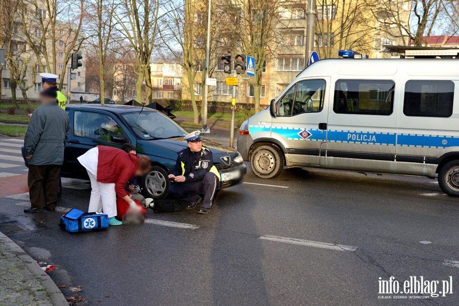 Tysiclecia: potrcenie na przejciu. Kobieta przechodzia po pasach na czerwonym wietle, fot. 1