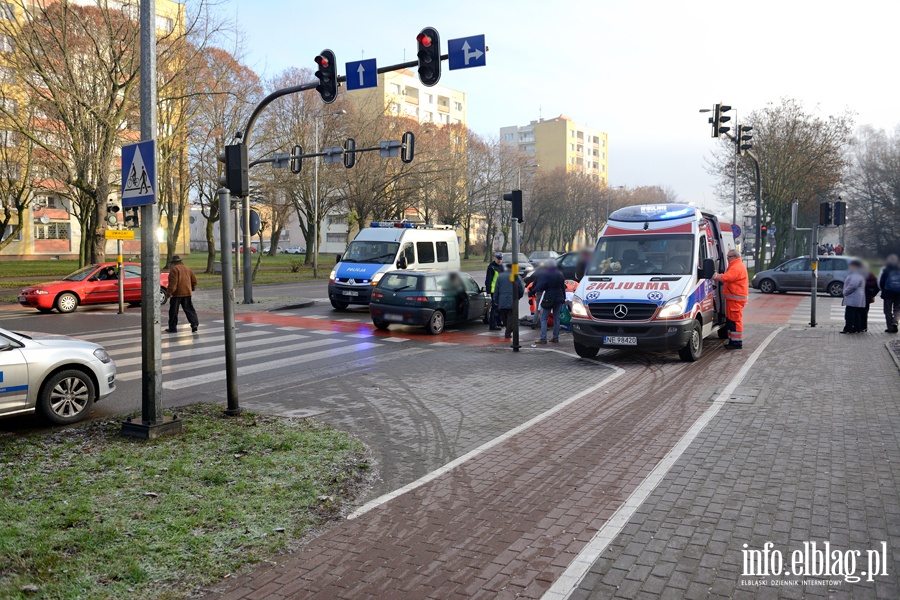 Tysiclecia: potrcenie na przejciu. Kobieta przechodzia po pasach na czerwonym wietle, fot. 2