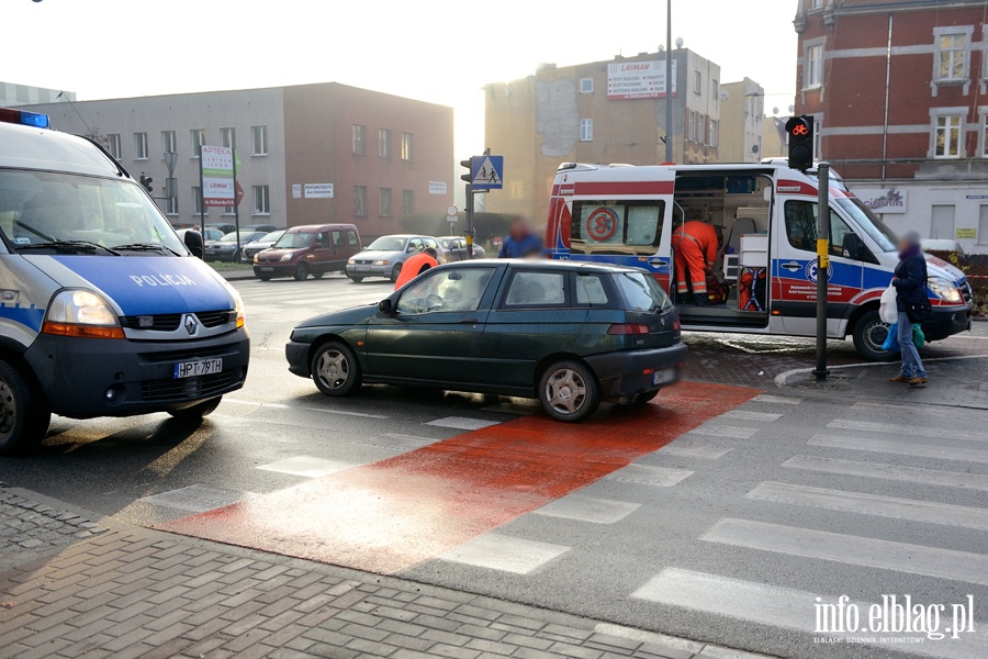 Tysiclecia: potrcenie na przejciu. Kobieta przechodzia po pasach na czerwonym wietle, fot. 3