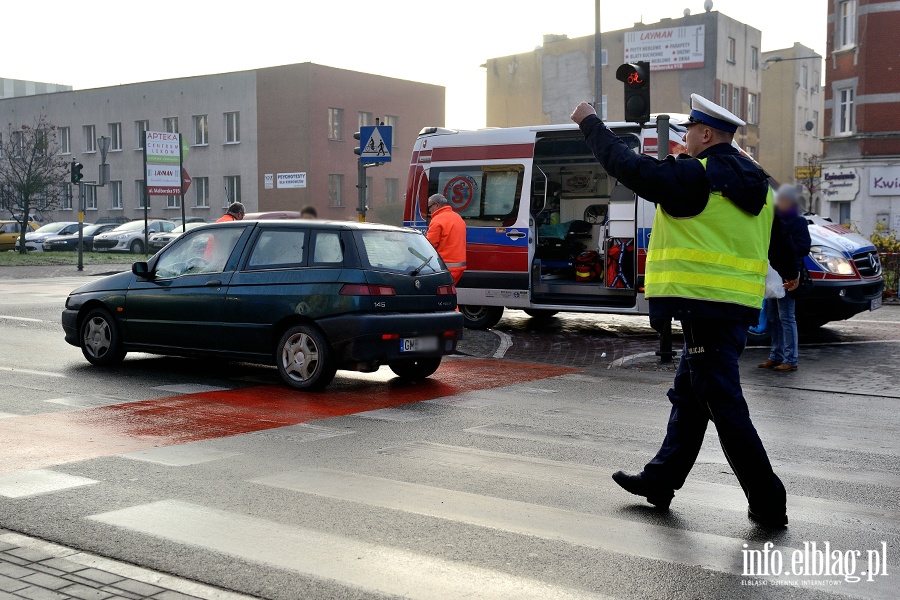 Tysiąclecia: potrącenie na przejściu. Kobieta przechodziła po pasach na czerwonym świetle, fot. 4