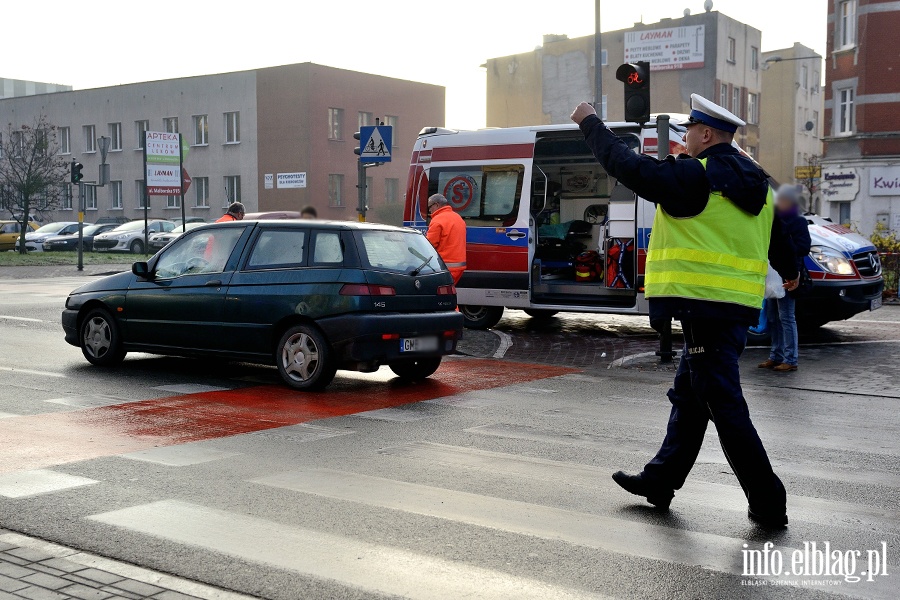 Tysiclecia: potrcenie na przejciu. Kobieta przechodzia po pasach na czerwonym wietle, fot. 4