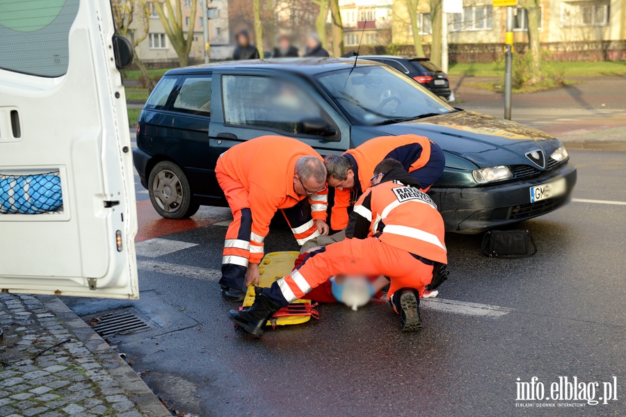 Tysiclecia: potrcenie na przejciu. Kobieta przechodzia po pasach na czerwonym wietle, fot. 7