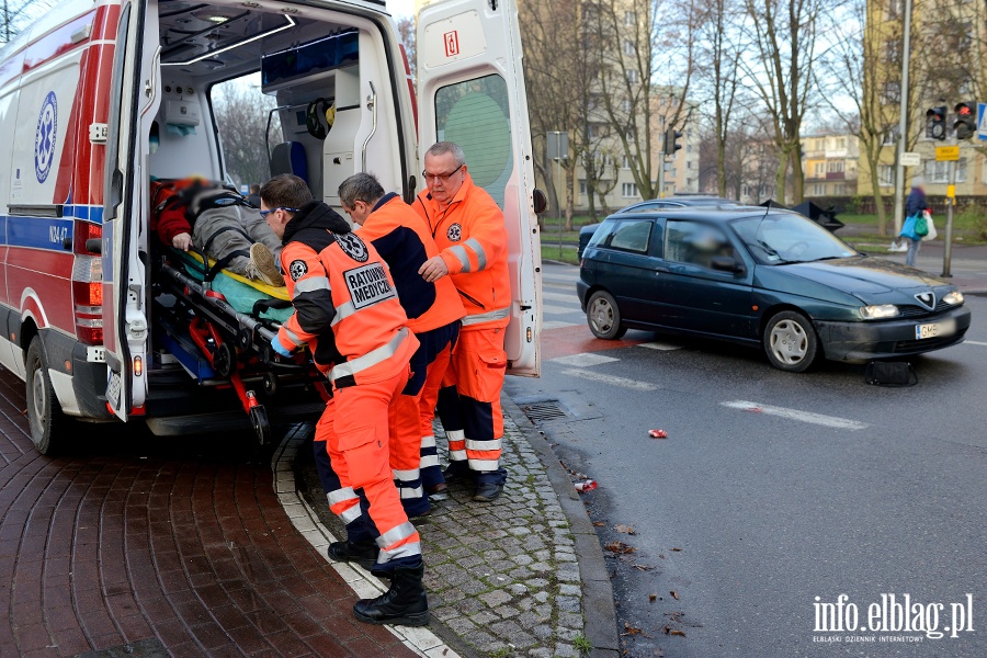 Tysiclecia: potrcenie na przejciu. Kobieta przechodzia po pasach na czerwonym wietle, fot. 12