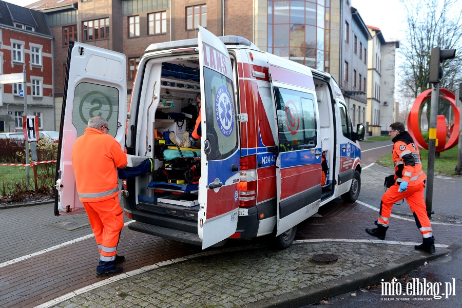 Tysiclecia: potrcenie na przejciu. Kobieta przechodzia po pasach na czerwonym wietle, fot. 13