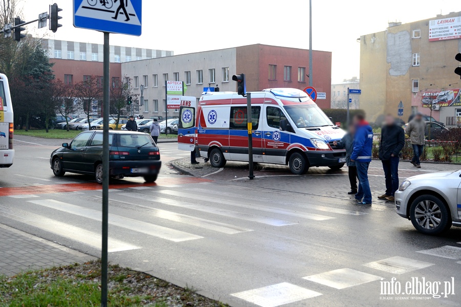 Tysiclecia: potrcenie na przejciu. Kobieta przechodzia po pasach na czerwonym wietle, fot. 14