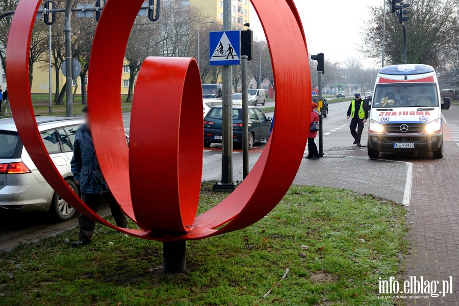 Tysiclecia: potrcenie na przejciu. Kobieta przechodzia po pasach na czerwonym wietle, fot. 15