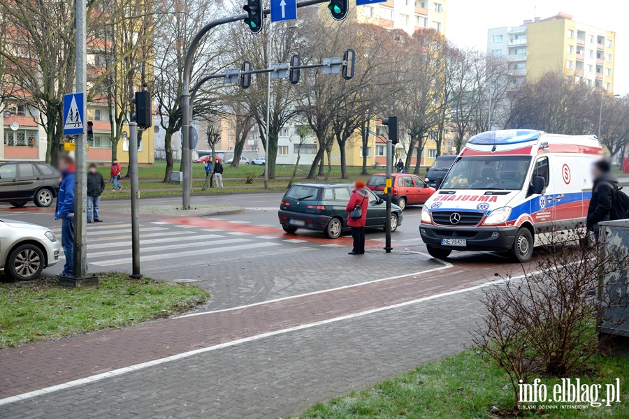 Tysiclecia: potrcenie na przejciu. Kobieta przechodzia po pasach na czerwonym wietle, fot. 16