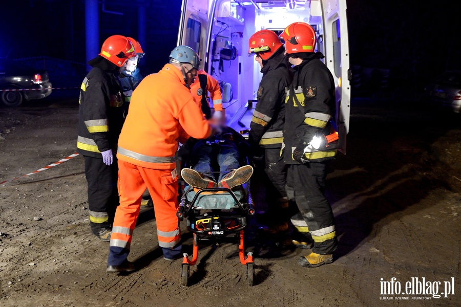 Wypadek podczas rozbirki wiaduktu w cigu ul. Warszawskiej. Kopark przygnit potny element elbetowy, fot. 1