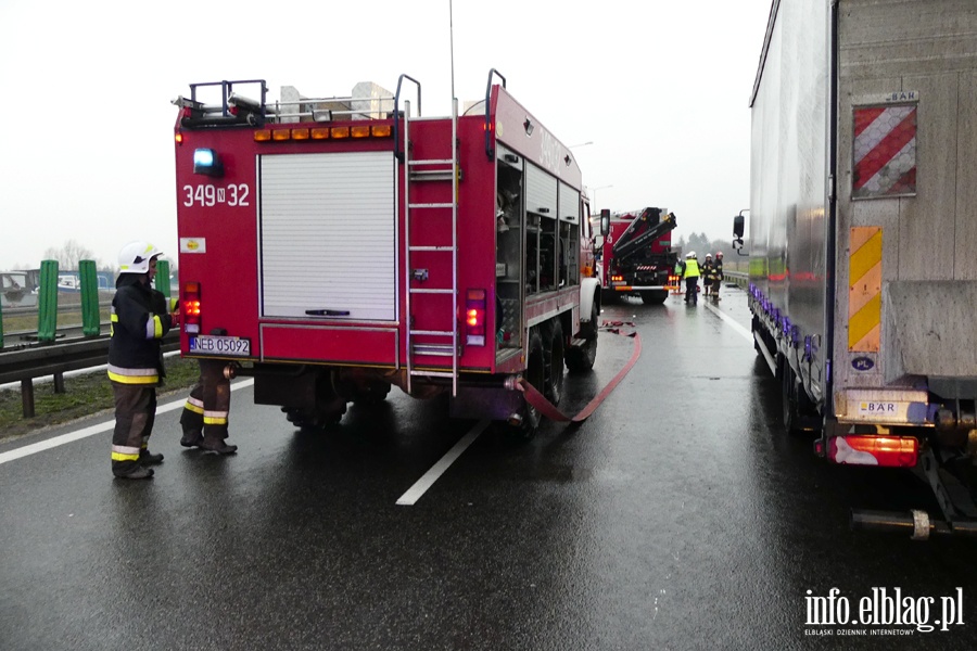 Wypadek na obwodnicy Elbląga. Ciężko rannego kierowcę z pojazdu wydostali strażacy, fot. 1