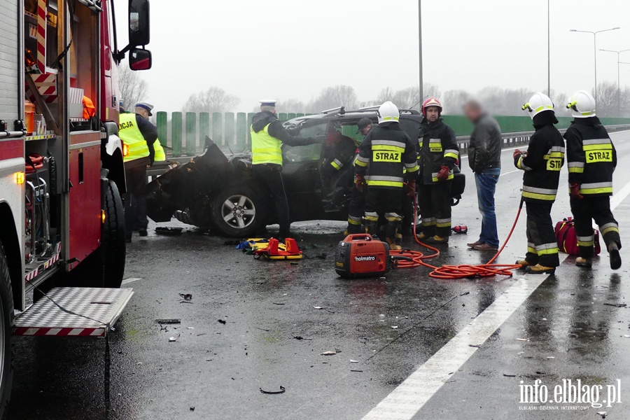 Wypadek na obwodnicy Elblga. Ciko rannego kierowc z pojazdu wydostali straacy, fot. 2