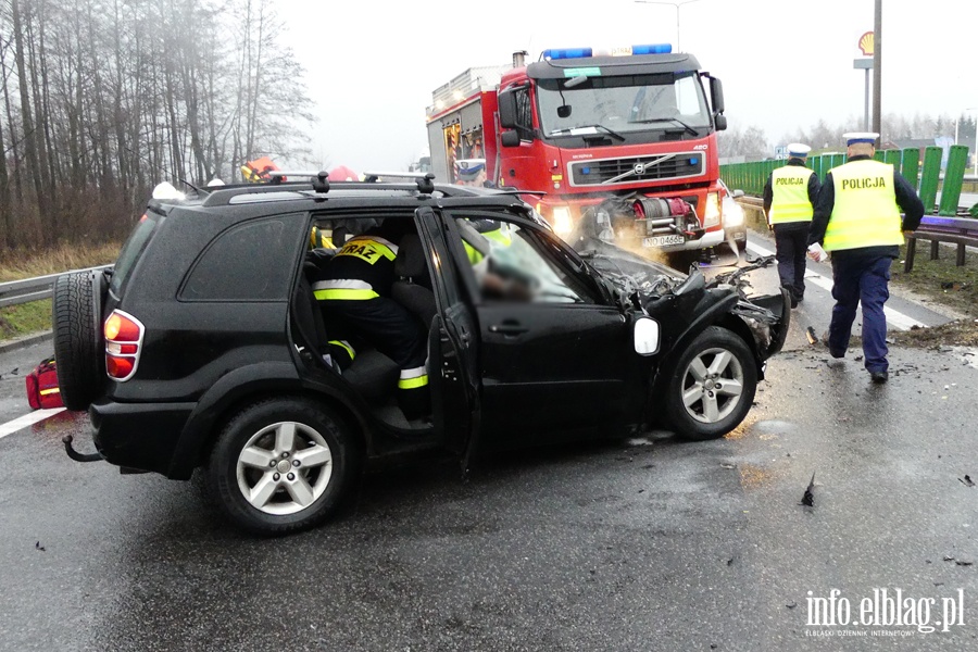 Wypadek na obwodnicy Elblga. Ciko rannego kierowc z pojazdu wydostali straacy, fot. 4