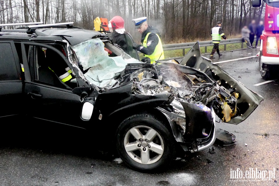 Wypadek na obwodnicy Elblga. Ciko rannego kierowc z pojazdu wydostali straacy, fot. 5