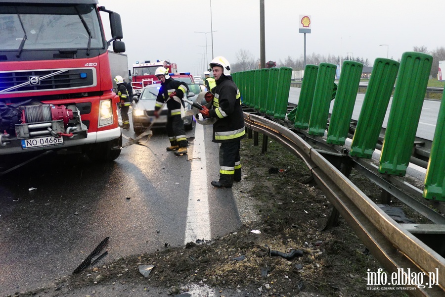 Wypadek na obwodnicy Elblga. Ciko rannego kierowc z pojazdu wydostali straacy, fot. 6