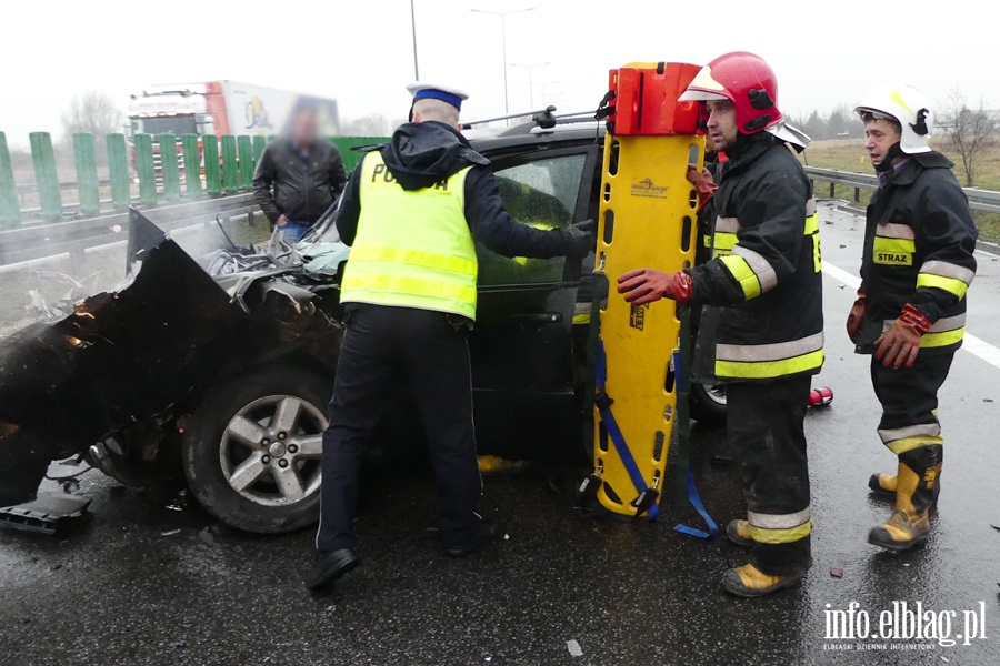 Wypadek na obwodnicy Elblga. Ciko rannego kierowc z pojazdu wydostali straacy, fot. 7