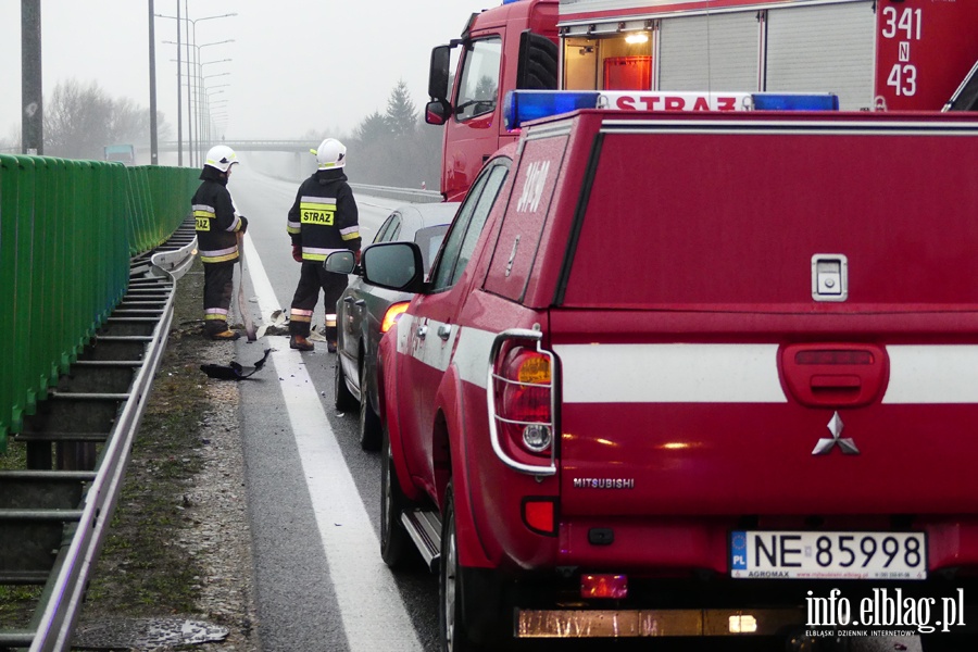Wypadek na obwodnicy Elblga. Ciko rannego kierowc z pojazdu wydostali straacy, fot. 8