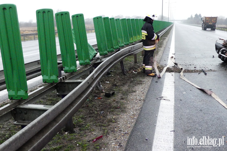 Wypadek na obwodnicy Elblga. Ciko rannego kierowc z pojazdu wydostali straacy, fot. 9