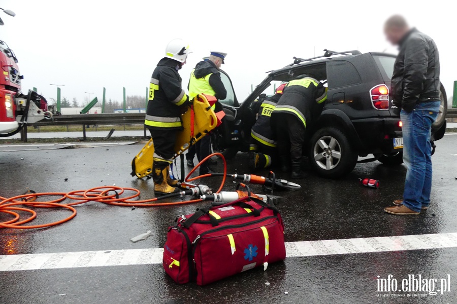 Wypadek na obwodnicy Elblga. Ciko rannego kierowc z pojazdu wydostali straacy, fot. 11