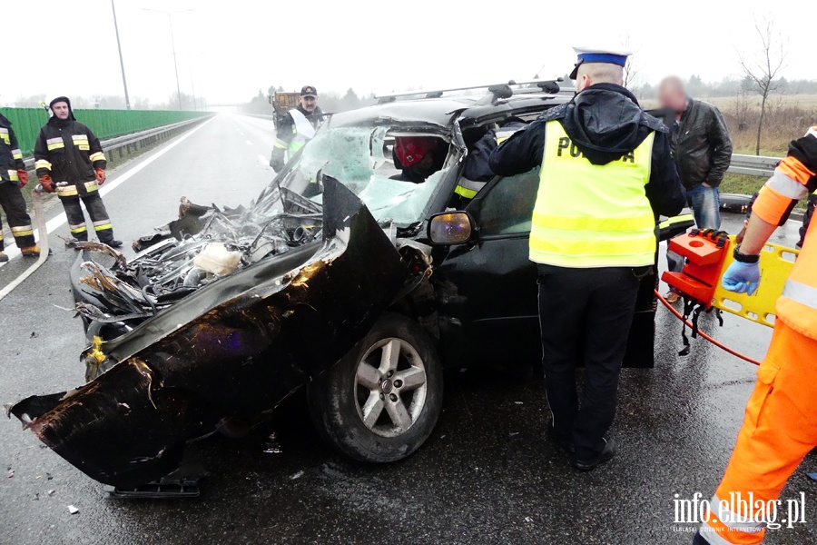 Wypadek na obwodnicy Elblga. Ciko rannego kierowc z pojazdu wydostali straacy, fot. 12