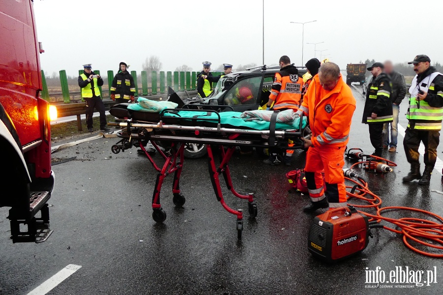 Wypadek na obwodnicy Elbląga. Ciężko rannego kierowcę z pojazdu wydostali strażacy, fot. 13