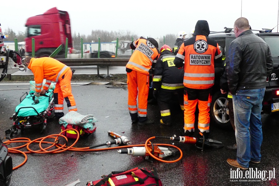 Wypadek na obwodnicy Elblga. Ciko rannego kierowc z pojazdu wydostali straacy, fot. 14