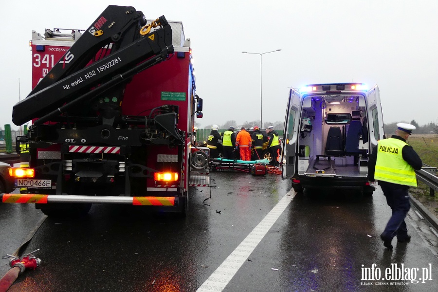 Wypadek na obwodnicy Elblga. Ciko rannego kierowc z pojazdu wydostali straacy, fot. 15