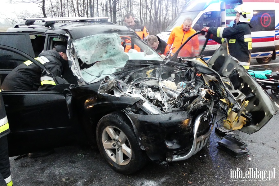 Wypadek na obwodnicy Elblga. Ciko rannego kierowc z pojazdu wydostali straacy, fot. 18