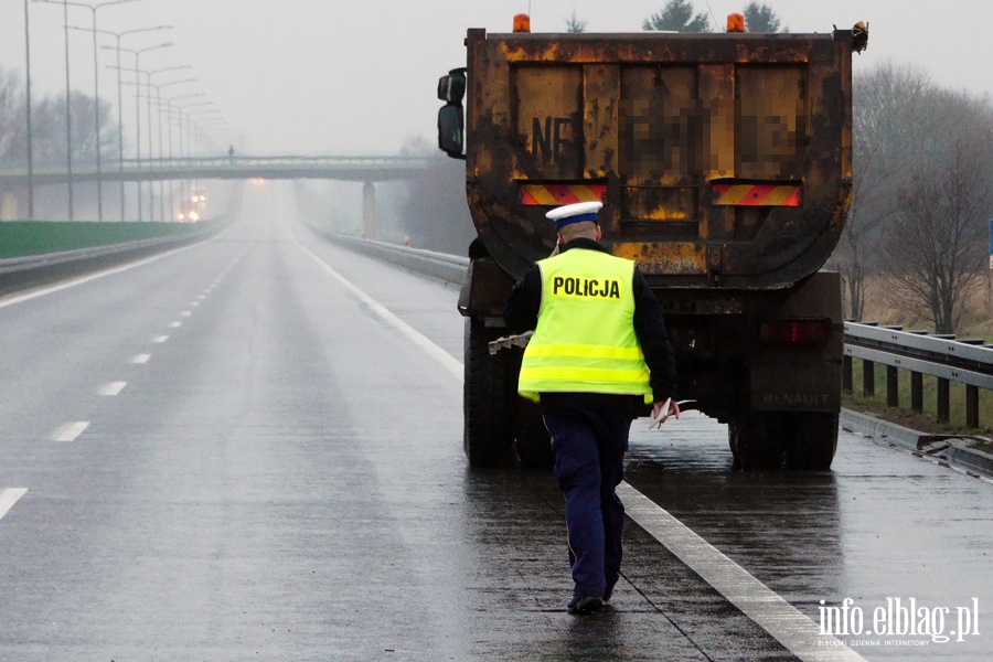 Wypadek na obwodnicy Elblga. Ciko rannego kierowc z pojazdu wydostali straacy, fot. 20