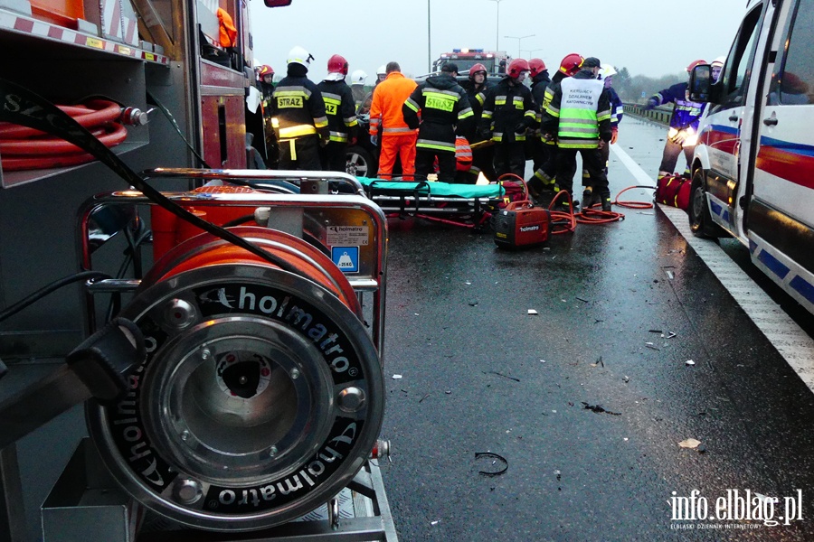 Wypadek na obwodnicy Elblga. Ciko rannego kierowc z pojazdu wydostali straacy, fot. 24