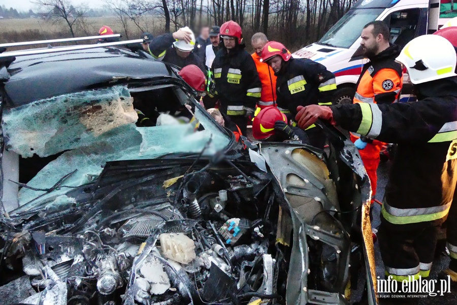 Wypadek na obwodnicy Elblga. Ciko rannego kierowc z pojazdu wydostali straacy, fot. 25