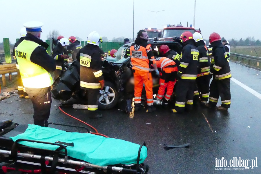 Wypadek na obwodnicy Elblga. Ciko rannego kierowc z pojazdu wydostali straacy, fot. 26