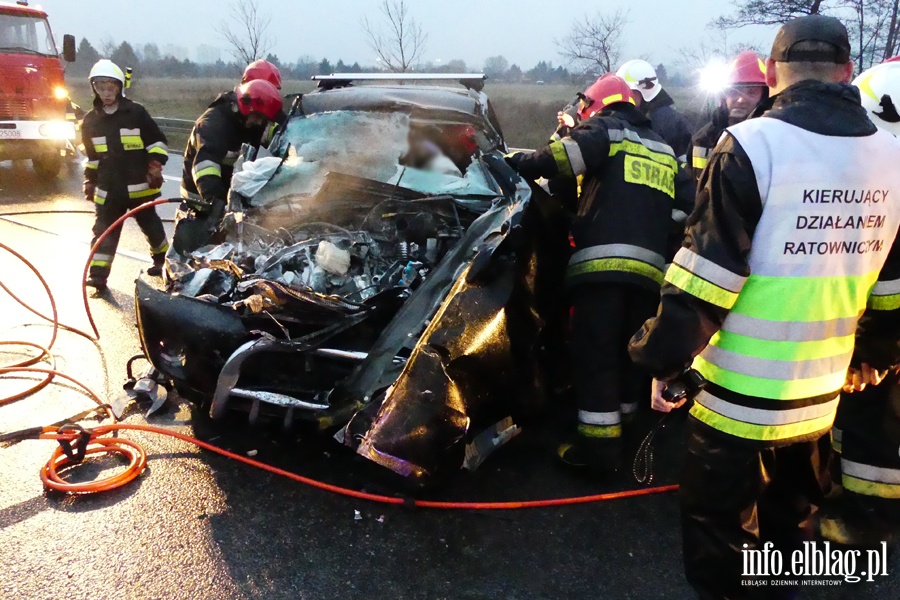 Wypadek na obwodnicy Elbląga. Ciężko rannego kierowcę z pojazdu wydostali strażacy, fot. 27