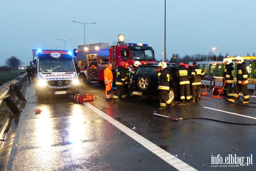 Wypadek na obwodnicy Elbląga. Ciężko rannego kierowcę z pojazdu wydostali strażacy, fot. 28