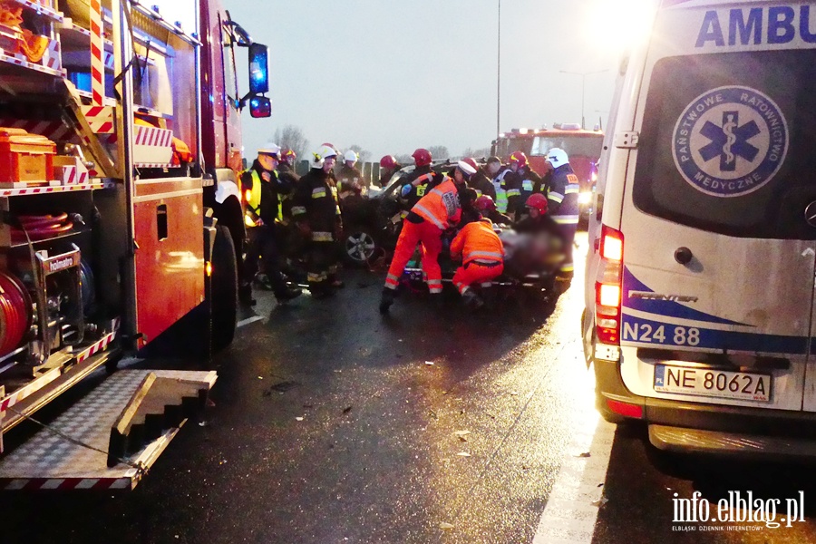 Wypadek na obwodnicy Elblga. Ciko rannego kierowc z pojazdu wydostali straacy, fot. 30