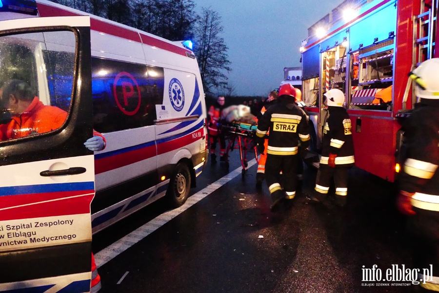 Wypadek na obwodnicy Elblga. Ciko rannego kierowc z pojazdu wydostali straacy, fot. 31