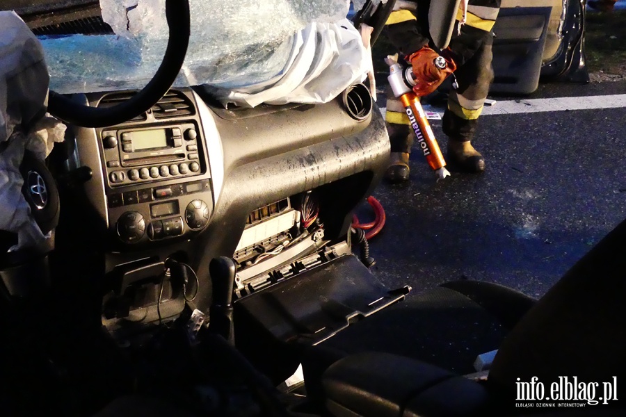 Wypadek na obwodnicy Elblga. Ciko rannego kierowc z pojazdu wydostali straacy, fot. 33
