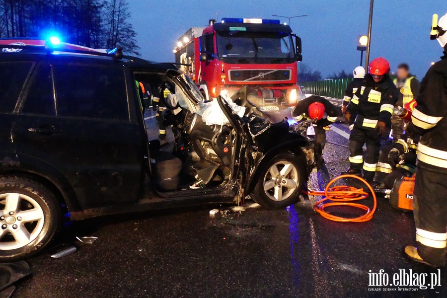 Wypadek na obwodnicy Elblga. Ciko rannego kierowc z pojazdu wydostali straacy, fot. 35