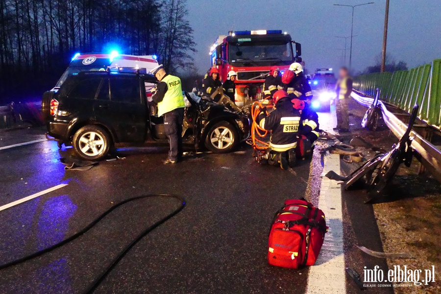 Wypadek na obwodnicy Elblga. Ciko rannego kierowc z pojazdu wydostali straacy, fot. 37