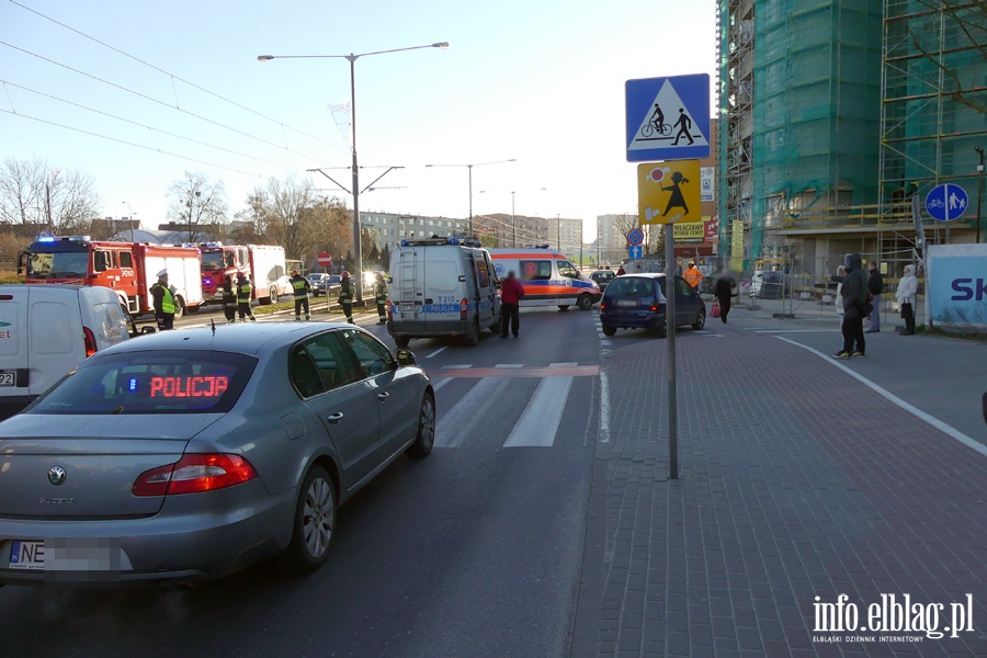 Płk. Dąbka: potrącenie na przejściu dla pieszych. Ranny mężczyzna w ciężkim stanie w szpitalu, fot. 11
